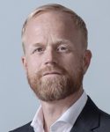 Troels Gottlieb, partner i Gottlieb & Klewe. ph.d., ledelsesekspert og forfatter til bogen ’Aben følger med’, vil i dette webinar dykke ned i de sociale hierarkier og magtspil, der udfolder sig overalt, hvor mennesker samles. Med udgangspunkt i forskningen vil Troels vise, at vi er nødt til at tage aben i os selv seriøst for at forstå menneskets psykologi, når vi laver organisationsdesign og træner ledere.